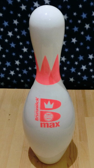 普通のボウリングピンの画像です 普通のボウリングピンの画像です