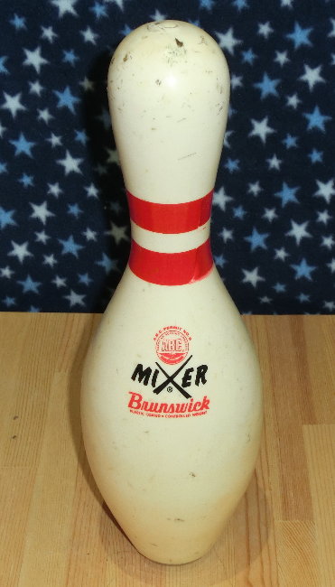 普通のボウリングピンの画像です 普通のボウリングピンの画像です