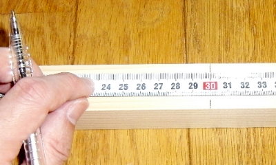 材木を寸法取りしている画像です 材木を寸法取りしている画像です