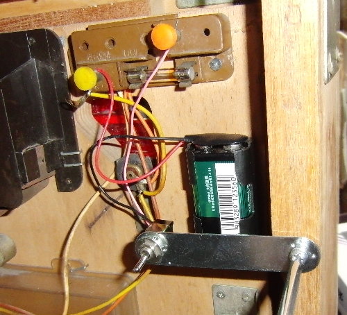 �X�C�b�`�Ɠd�r�z���_�[�����t���Ă���摜