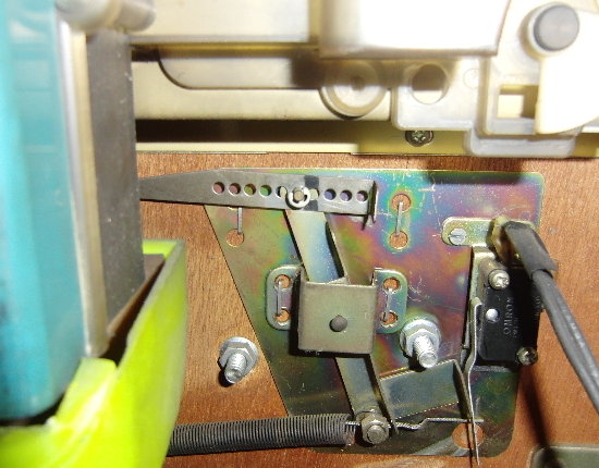 バネの張りを調整している画像 バネの張りを調整している画像