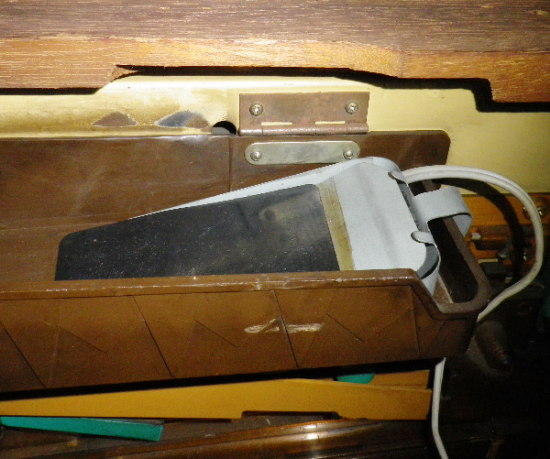 玉上げ機のセンサーを取り付けている画像 玉上げ機のセンサーを取り付けている画像