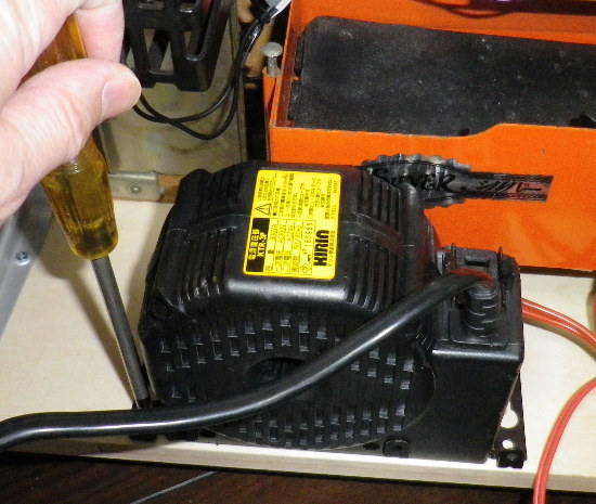 トランスを取り付けているところの画像 トランスを取り付けているところの画像