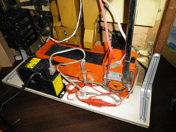 玉上げ機の配線をしているところの画像 玉上げ機の配線をしているところの画像