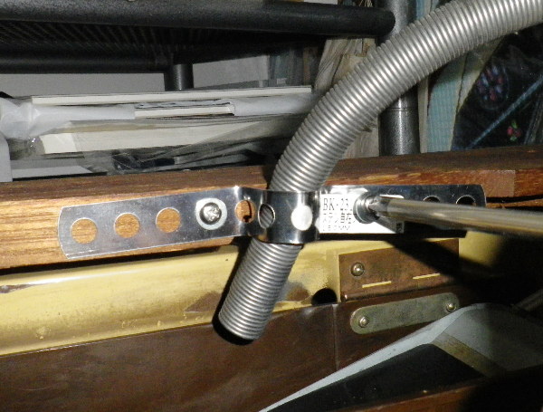 玉上げ機のパイプ先を止めている画像 玉上げ機のパイプ先を止めている画像