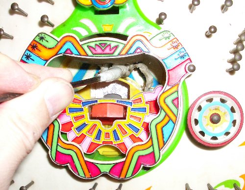 電動・手動両用パチンコ台清掃の様子です 電動・手動両用パチンコ台清掃の様子です