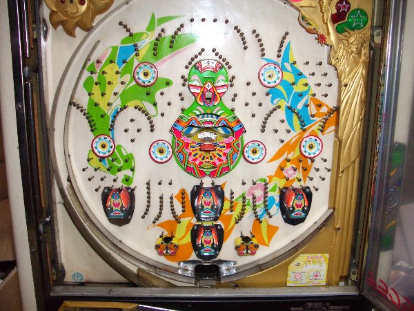 電動・手動両用パチンコ台清掃の様子です 電動・手動両用パチンコ台清掃の様子です