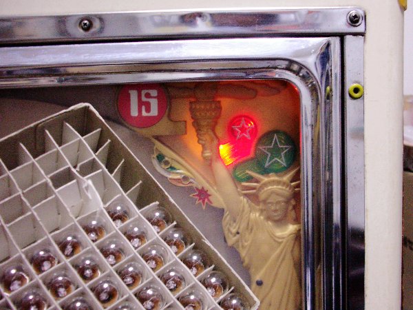 電球を取り付けているところの画像です 電球を取り付けているところの画像です