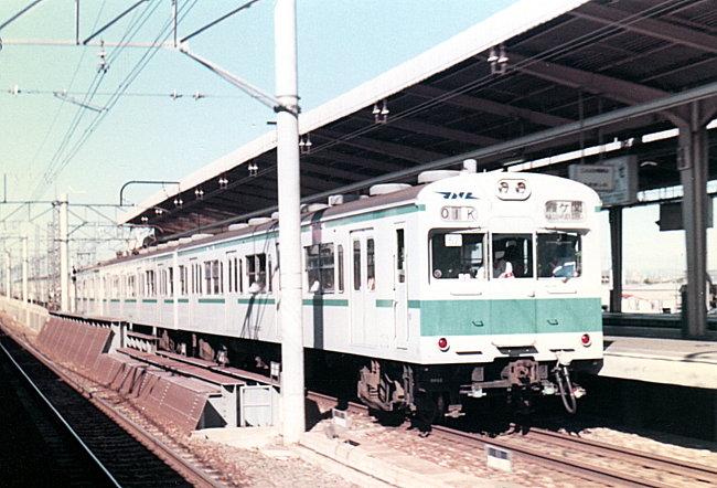 綾瀬駅を発車して地下鉄へ向かう松戸区52編成画像 綾瀬駅を発車して地下鉄へ向かう松戸区52編成画像