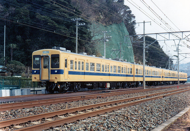試運転に出発する105系画像 試運転に出発する105系画像