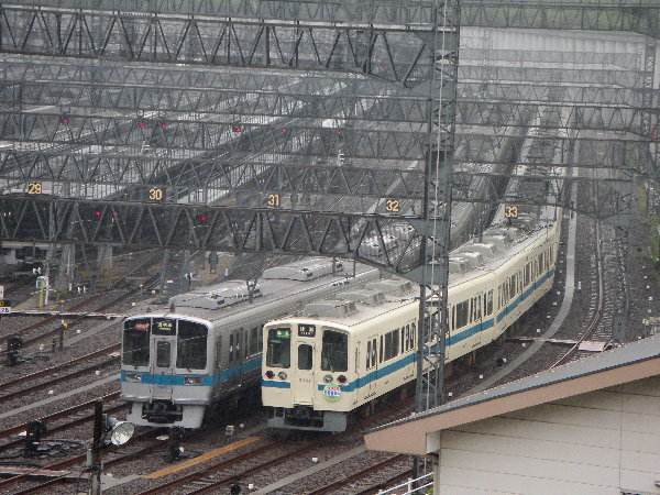 高台から見た9000系と1000系の画像です 高台から見た9000系と1000系の画像です