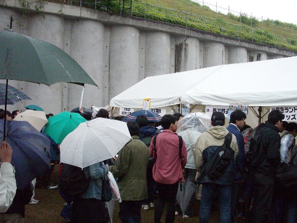 ���c�}�Ȃǂ̕��̃u�[�X�̗l�q�ł�