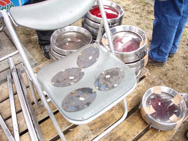 外に運び出された売れ残り部品の画像 外に運び出された売れ残り部品の画像