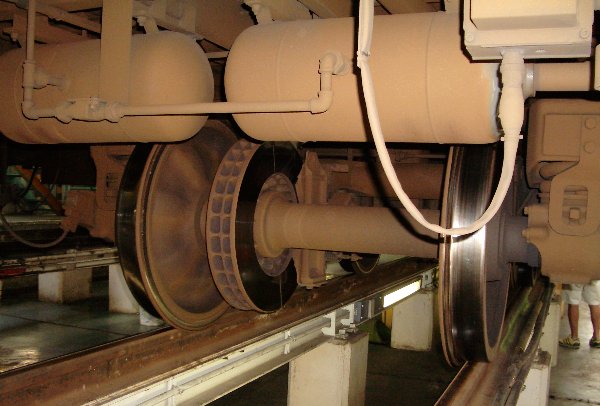 E231系の台車ディスクブレーキの画像です E231系の台車ディスクブレーキの画像です