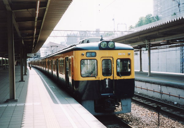 唐木田駅ホームに停車する2670編成の画像 唐木田駅ホームに停車する2670編成の画像