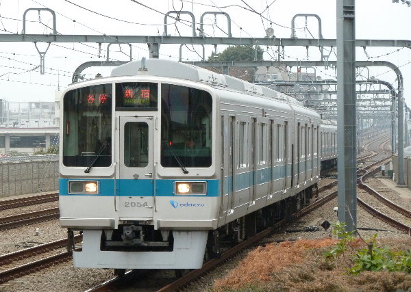 上りホームへ入れ換える電車の画像 上りホームへ入れ換える電車の画像