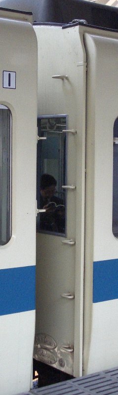 デハ9200番台の海側連結面ステップの画像です デハ9200番台の海側連結面ステップの画像です