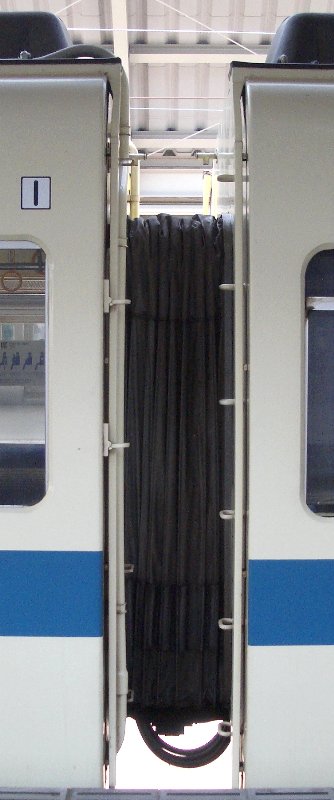 デハ9200と9300番台の海側連結面ステップの位置対照 デハ9200と9300番台の海側連結面ステップの位置対照