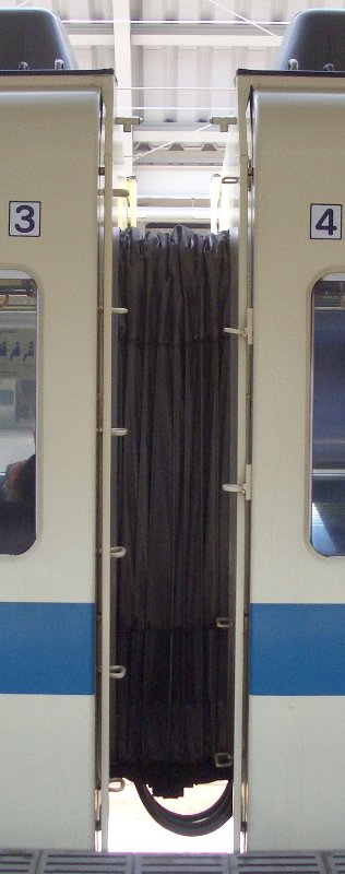 デハ9000と9100番台のステップ位置対照 デハ9000と9100番台のステップ位置対照
