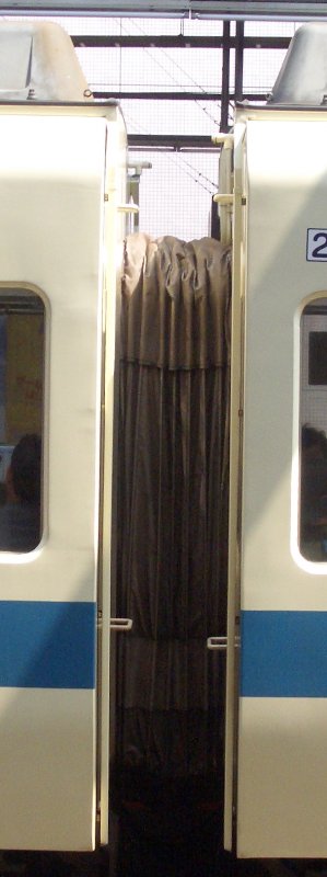 サハ9650番台とデハ9600番台の連結面ステップ位置対照画像 サハ9650番台とデハ9600番台の連結面ステップ位置対照画像