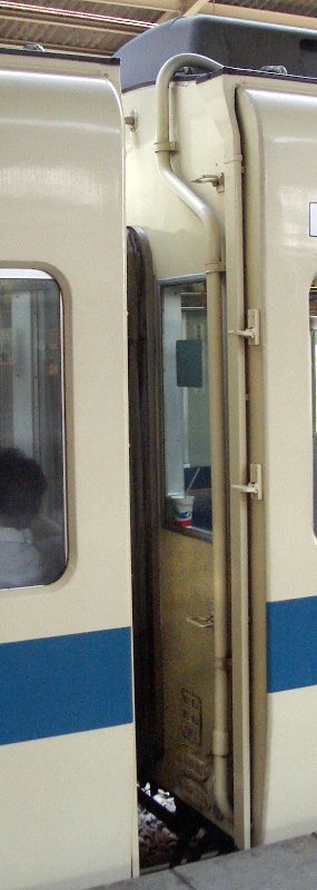 デハ9300番台山側ステップ位置画像 デハ9300番台山側ステップ位置画像