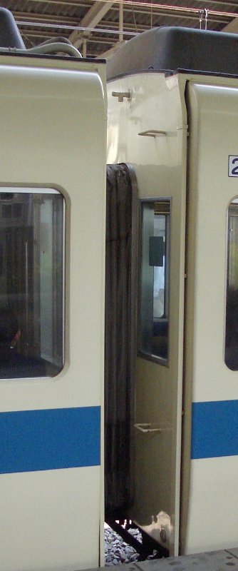 デハ9200番台連結面ステップ位置画像 デハ9200番台連結面ステップ位置画像