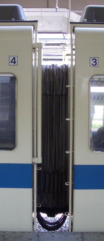 デハ9100番台と9000番台の連結面ステップ位置対照画像 デハ9100番台と9000番台の連結面ステップ位置対照画像