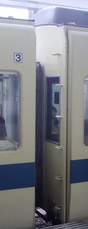 サハ9550番台の海側連結面ステップ位置の画像 サハ9550番台の海側連結面ステップ位置の画像