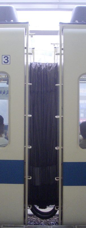 サハ9650番台とサハ9550番台の海側連結面の画像 サハ9650番台とサハ9550番台の海側連結面の画像