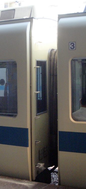 サハ9550番台の連結面ステップ位置画像 サハ9550番台の連結面ステップ位置画像