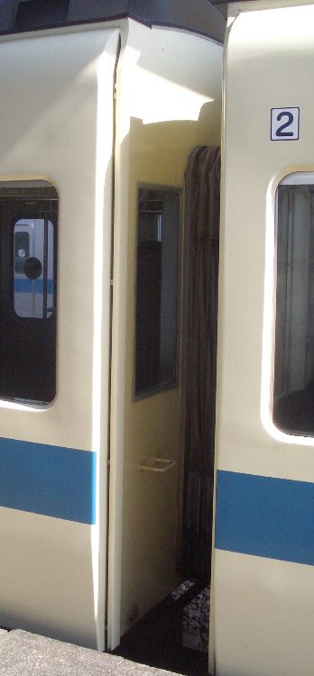 サハ9650番台の連結面ステップ位置画像 サハ9650番台の連結面ステップ位置画像